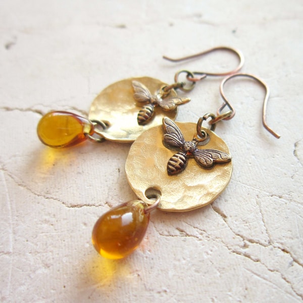 Pendientes de abeja. Pendientes de ámbar miel martillados a mano. Pendientes colgantes de cristal ámbar. Joyería de abeja. Joyería de ámbar. Regalo para amantes de las abejas.