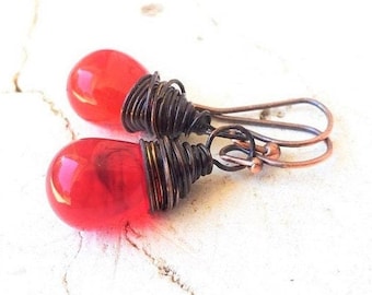 Rubinrote Ohrringe. Oxidierte Wire Wrapped Teardrop Red Baumeln Ohrringe. Echte rote böhmischen Glas Ohrringe. Roter Schmuck. Roter Weihnachtsschmuck