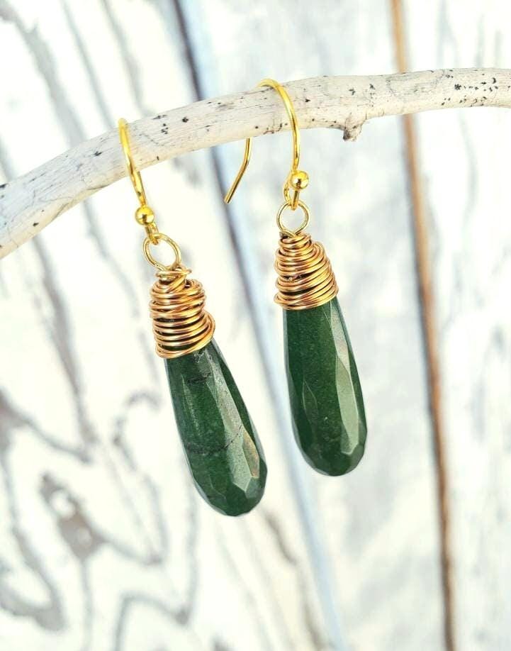 グリーンのロングダングルイヤリング。グリーンのファセット翡翠