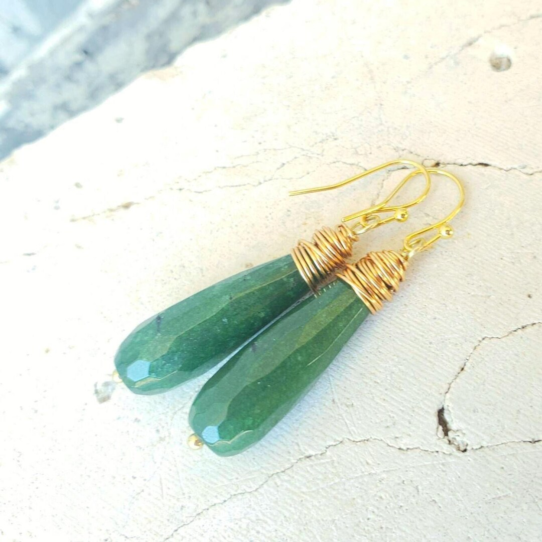 グリーンのロングダングルイヤリング。グリーンのファセット翡翠