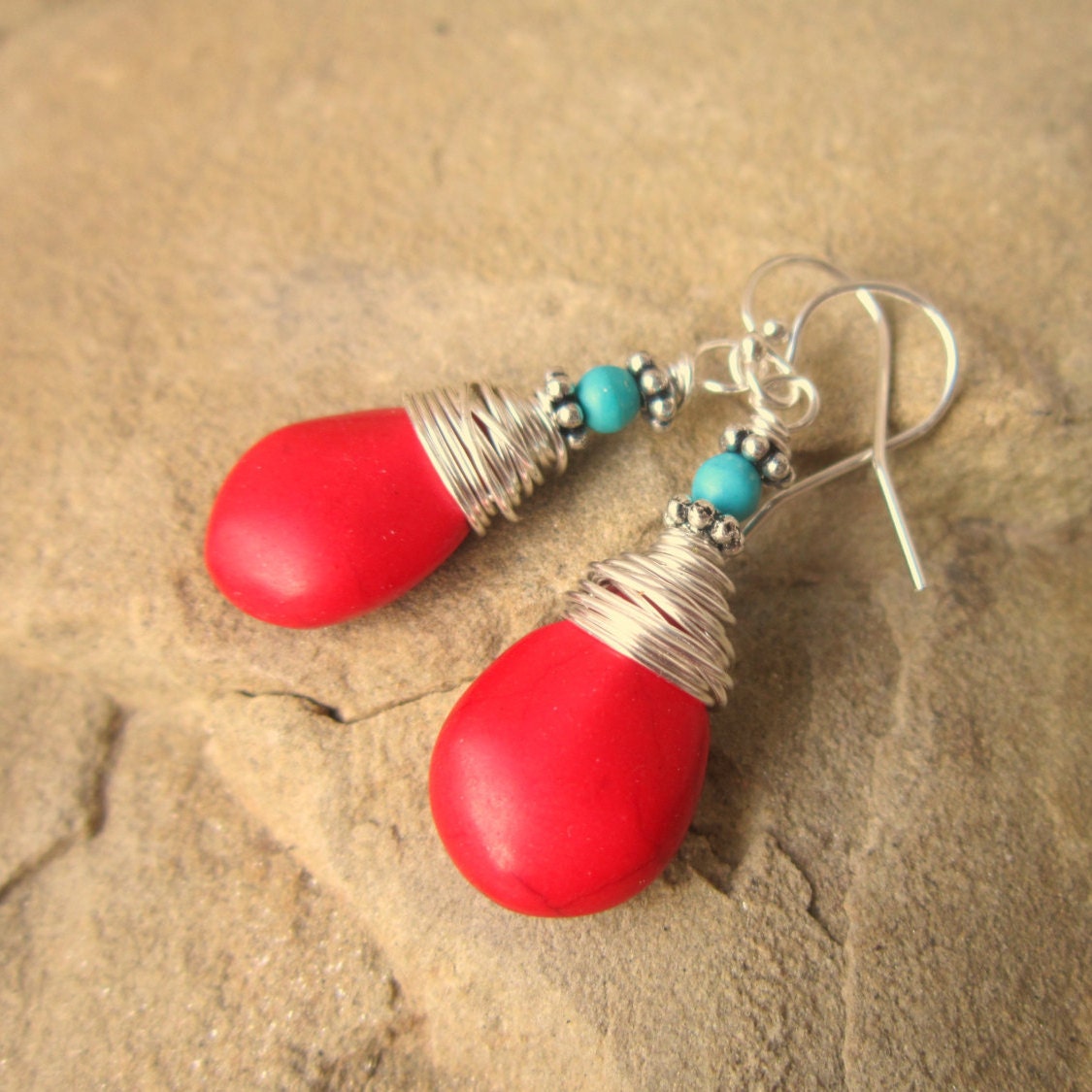 Boucles D'oreilles Artisanales En Argent Tibétain Avec Howlite Turquoise Et Rouge - Neuf Avec étiquettes