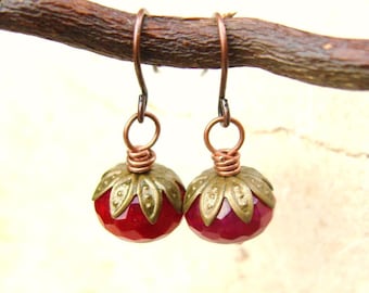 Boucles d'oreilles pendantes en jade facetté rouge rubis. Casquettes florales en laiton antique. Boucles d'oreilles en jade rouge. Boucles d'oreilles rouge rubis. Boucles d'oreilles rouges antiques. Bijoux rouges