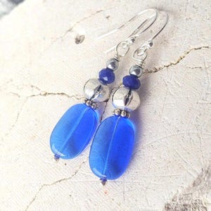 Sapphire Blue Dangle Earrings. Blue Glass ans Silver Drop Earrings. Blue Glass Earrings. Blue Glass Jewelry. Cobalt Blue Jewelry