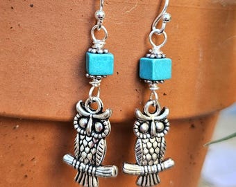 Boucles d'oreilles turquoise à breloques chouette. Cadeau pour un amateur de hibou. Boucles d'oreilles pendantes turquoises. Boucles d'oreilles breloques en argent. Bijoux hibou turquoise. Hiboux lunatiques