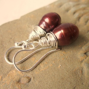 Chocolade Parel oorbellen. Draad Gewikkelde Bruine Parel Bungel Oorbellen. Pearl Jewelry.Teardrop Pearl Drop Oorbellen. Bruine Jewelry.Brown Oorbellen