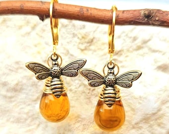 Boucles d'oreilles pendantes abeille. Verre tchèque ambré. Fil de cuivre oxydé, breloque abeille en laiton. Cadeau pour amoureux de la nature. Cadeau pour elle. Bijoux Abeille