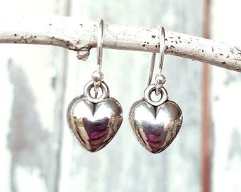 Boucles d'oreilles coeur soufflé en argent sterling. Boucles d'oreilles pendantes coeur en argent. Bijoux en argent sterling. Bijoux coeur soufflé. Cadeau pour amoureux du coeur