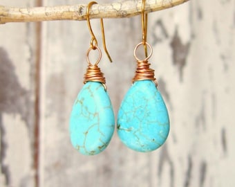Boucles d'oreilles en or et turquoise. Boucles d'oreilles pendantes en howlite turquoise enveloppées de fil d'or. Bijoux howlite turquoise. Boucles d'oreilles or et turquoise
