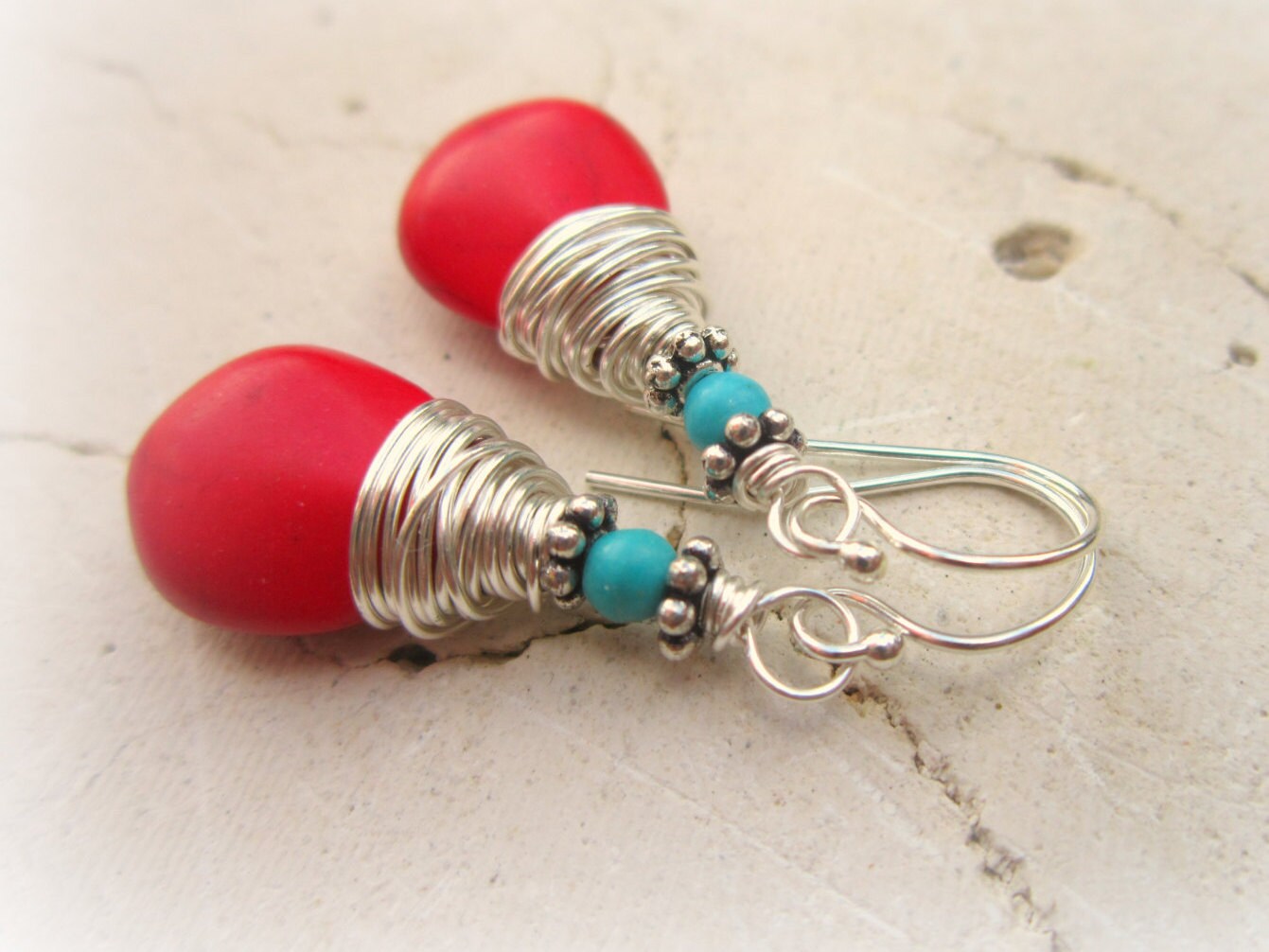 Boucles D'oreilles Artisanales En Argent Tibétain Et Howlite Turquoise & Rouge - Neuf Avec étiquettes