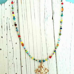Collana di perline multicolori con ciondolo a croce in oro. Collana con croce colorata. Collana di perline colorate con vestibilità regolabile. Collana delicata.