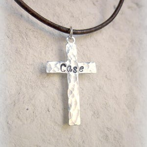 Cadeau première communion pour garçon. Collier croix martelée en argent pour garçon. Collier croix personnalisé pour homme. Collier de confirmation. Bijoux de communion pour garçon