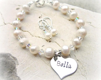 Parure de bracelet et de boucles d'oreilles personnalisés en perles et cristaux. Bracelet prénom à breloques coeur pour fille. Bijoux de demoiselle d'honneur. Cadeau première communion fille