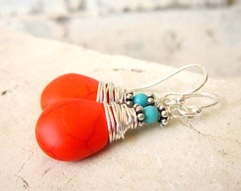 Boucles d'oreilles orange et turquoise enroulées de fil. Boucles d'oreilles pendantes en howlite orange turquoise. Boucles d'oreilles orange mandarine. Bijoux orange