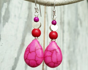 Orecchini di San Valentino. Orecchini pendenti in howlite rosa. Orecchini rosa brillante, viola e rosso. Orecchini a cuore.Gioielli rosa. Regalo di San Valentino