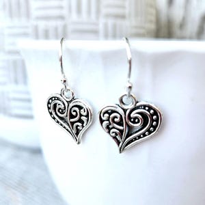 Filigraan hartoorbellen. Zilveren hart bungeloorbellen. Valentijnsdag oorbellen. Hart sieraden. Cadeau voor hartenliefhebber. Valentijnscadeau voor haar