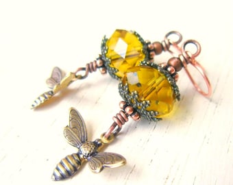 Boucles d'oreilles abeille. Bijoux Abeille. Boucles d'oreilles en ambre et cristal à facettes. Boucles d'oreilles pendantes en verre ambré miel. Bijoux en ambre. Bijoux Abeille