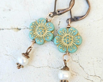 Boucles d'oreilles fleurs en verre tchèque turquoise. Boucles d'oreilles fleurs et perles. Bijoux floraux. Bijoux rustiques. Bijoux naturels. Cadeau pour elle