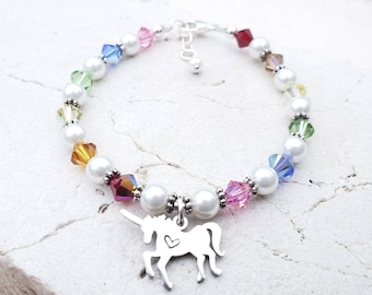 Flickors enhörningsarmband. Färgglada enhörningssmycken. Födelsedagspresent till flickor. Armband med pärlor och Swarovski-kristaller. Armband med enhörnings- och regnbågspärlor.
