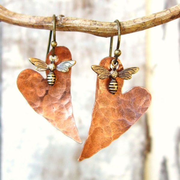 Honey Bee Earrings. Honey Bee Jewelry. Hammer Copper Heart Earrings with Tiny Bees. Rustic Heart Earrings.Rustic Jewelry.Gift for Bee Lovers