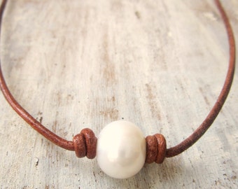 Cuero marrón y perla collar.perla gargantilla collar.gran perla blanca y collar de cuero.Rustic Jewelry.Leather Jewelry. Joyería perla