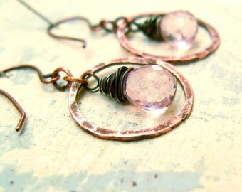 Boucles d'oreilles en quartz rose. Boucles d'oreilles pendantes en forme de cercle avec pierre rose pâle et cuivre martelé enveloppés de fil. Bijoux en quartz rose. Cadeau d'anniversaire pour elle