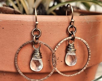 Boucles d'oreilles pendantes en cristal de quartz rustique et cuivre. Boucles d'oreilles cercle en cristal facetté et cuivre martelé. Bijoux rustiques en cristal de quartz