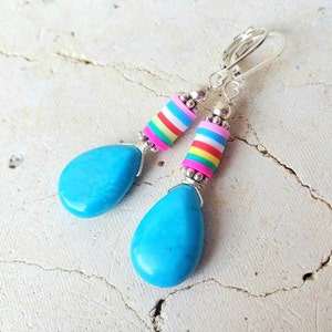 Turquoise en Multi Color Oorbellen. Blauwe Turquoise Howliet Bengelen Oorbellen. Turquoise Oorbellen. Kleurrijke oorbellen. Vinyl Oorbellen Sieraden