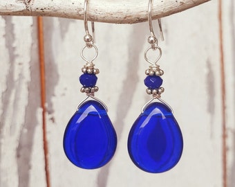 Boucles d'oreilles bleu cobalt. Boucles d'oreilles pendantes en verre enroulé de fil d'argent. Boucles d'oreilles en verre bleu. Bijoux en verre bleu. Bijoux bleu cobalt. Cadeau pour elle