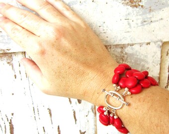 Bracelet rouge à quatre rangs. Bracelet rouge épais. Bracelet en pierre semi-précieuse rouge. Bracelet rouge épais. Bijoux rouges. Bracelet rouge à plusieurs rangs