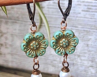 Boucles d'oreilles fleur et perle en verre tchèque. Bijoux floraux. Bijoux rustiques. Boucles d'oreilles tchèques. Bijoux naturels. Cadeau pour elle