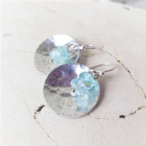 Pendientes de aguamarina de plata martillada. Pendientes colgantes de aguamarina. Pendientes de piedra de nacimiento de marzo. Joyería de piedra de nacimiento de marzo. Joyería de aguamarina