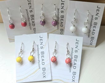 Petites boucles d'oreilles minimalistes en pierre ronde. Petites boucles d'oreilles pendantes de 6 mm. Petites boucles d'oreilles en pierre. Petites boucles d'oreilles de couleur au choix. Cadeau pour elle