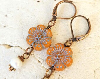 Boucles d'oreilles fleurs en verre tchèque orange rustique. Boucles d'oreilles fleurs et perles. Bijoux floraux. Bijoux rustiques. Bijoux naturels. Cadeau pour elle
