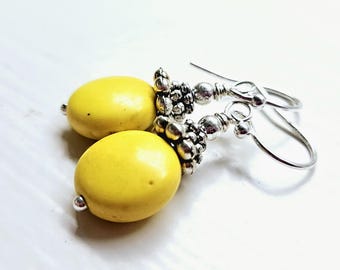 Boucles d'oreilles pendantes en argent et jaune. Boucles d'oreilles pendantes en pierre jaune et argent. Bijoux jaunes. Bijoux en pierre jaune. Cadeau jaune pour elle