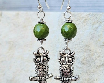 Boucles d'oreilles chouette turquoise verte. Cadeau pour un amateur de hibou. Boucles d'oreilles pendantes turquoises. Boucles d'oreilles breloques en argent. Bijoux hibou. Boucles d'oreilles hibou fantaisiste