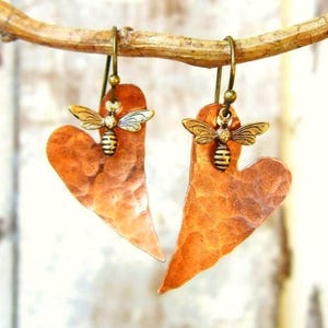 Honey Bee Earrings. Honey Bee Jewelry. Hammer Copper Heart Earrings with Tiny Bees. Rustic Heart Earrings.Rustic Jewelry.Gift for Bee Lovers