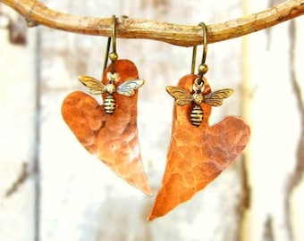 Boucles d'oreilles abeille. Bijoux Abeille. Boucles d'oreilles marteau coeur en cuivre avec petites abeilles. Boucles d'oreilles coeur rustiques. Bijoux rustiques. Cadeau pour les amateurs d'abeilles