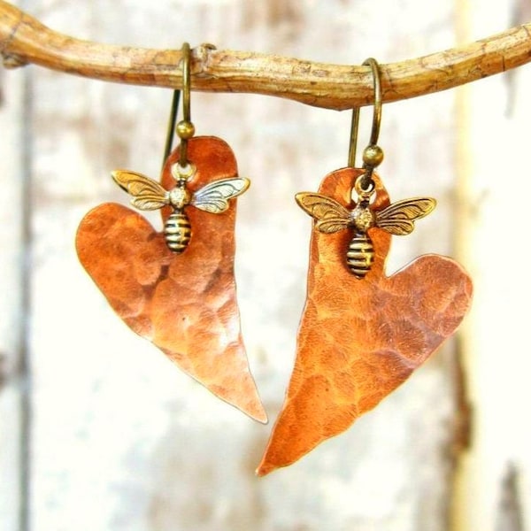 Pendientes de abeja. Joyería de abeja. Pendientes de corazón de cobre con abejitas. Pendientes de corazón rústicos. Joyería rústica. Regalo para amantes de las abejas.