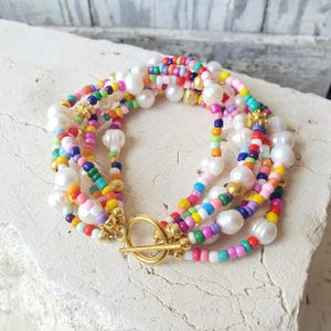Pulsera multicolor. Pulsera de perlas con cuentas de semillas de colores. Pulsera de múltiples hilos con cierre de palanca. Joyas coloridas. Joyas coloridas. Joyas con cuentas de semillas