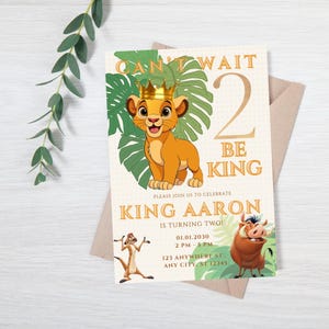 Könnte beinhalten: Eine Geburtstagseinladung mit einem Cartoon-Löwenjungen mit goldener Krone und dem Text "Can't Wait 2 Be King". Die Einladung enthält den Namen "King Aaron" und Party-Details.