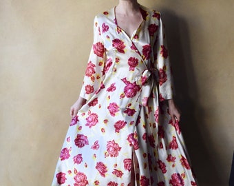Vintage 1940s rose print satin dressing gown . size medium