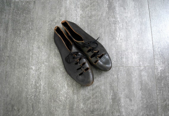 1940s lace up shoes . vintage 40s CC41 shoes