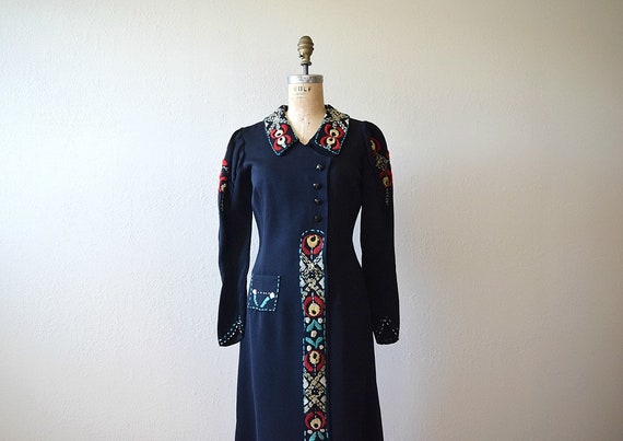 1930s embroidered dress . vintage 30s Arts and Cra