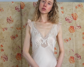1940s satin slip dress . bias cut vintage nightgown . Size xs to xs/small