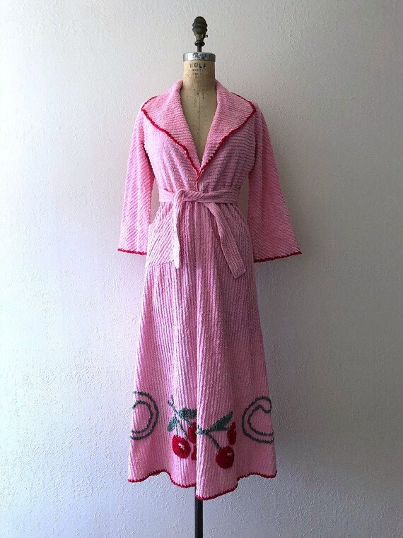 1940s chenille robe . pink robe with cherries