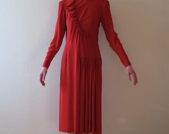 Röd klänning från 1940-talet. Vintage klänning med volanger från 40-talet. Storlek XS till S/M