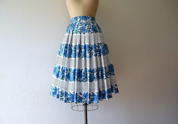 1950s border print skirt . vintage 50s blue floral