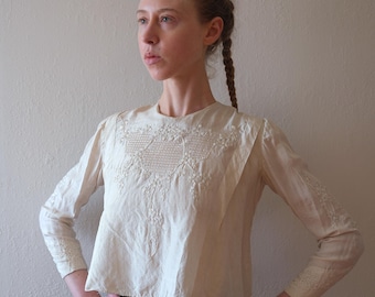 Antik blus i råsilke. Broderad topp från 1900-talet och 1910-talet. Storlek XS till Small