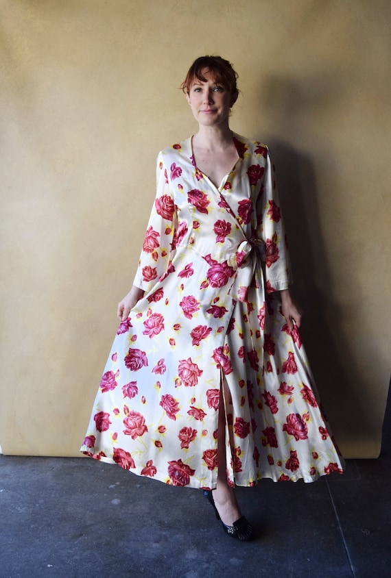 Vintage 1940s rose print satin dressing gown . si… - image 1