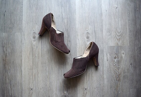 1930s 1940s shoes . vintage 30s brown suede shoes